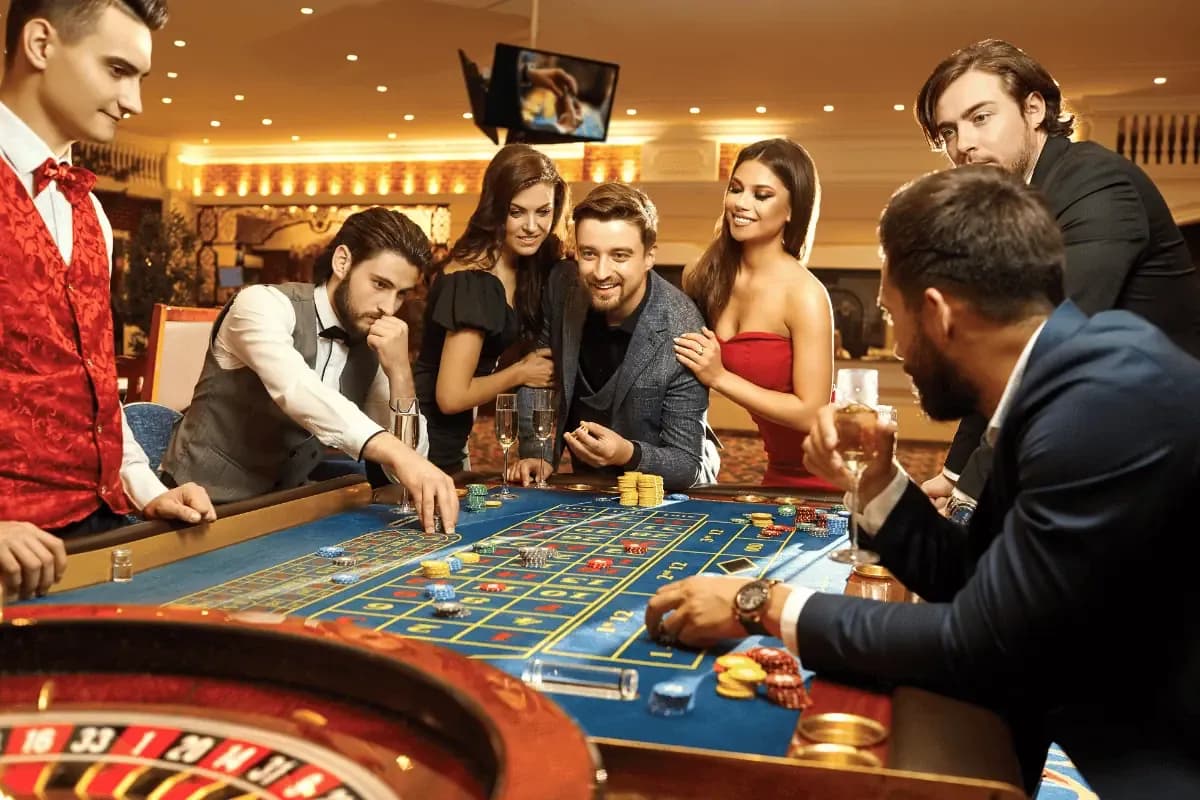 Roulette et joueurs au casino